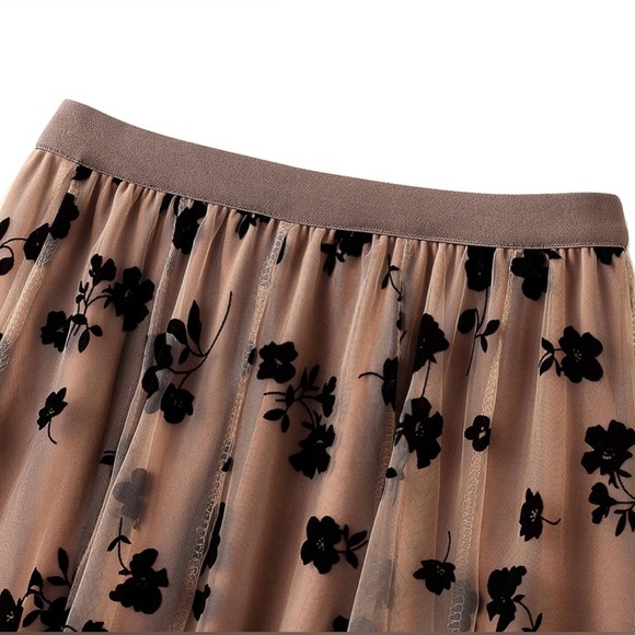 Beige taupe tulle flowing midi skirt with black velvet flowers. Flowing and fab! - Picture 3 of 4
